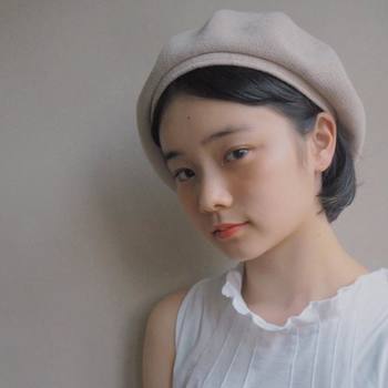 耳に掛けた髪を少しだけベレー帽から覗かせて。毛束がちょっと見えるだけで、グッと優し気な表情にシフト!