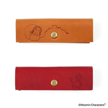画像上のブラウンはムーミン、レッドはミイがデザインされており、小さな朱肉もおまけに付いて来るので、デザイン性も使い勝手の良さも◎。経年劣化も楽しめるキュートな印鑑ケースは、両方揃えたくなりそう。