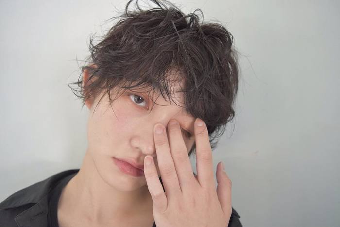 顔のパーツの中で最もエイジングサインが現れやすいと言われているのが目元。目の周りの乾燥やシワやが気になり出す前に、おこもり美容を利用して、目元のエイジングケアをすることをおすすめします。