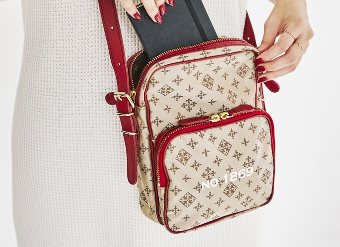 前ポケットにはしっかり幅があるので、スマホやハンカチなどのすぐ取り出したいものをしまっておくのに便利。手帳や文庫本も入るので「ちょっとそこまで」のお出かけにピッタリです。