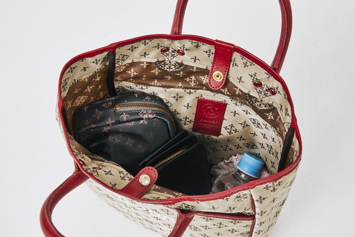 大きめのポーチにお財布、ペットボトルなども楽々入る、たっぷりの容量が魅力。開口部ががばっと開くので、荷物も探しやすいです。外側にはオープンポケットが1つ、内側にもサイズ違いのオープンポケットが大小計3つついています。
ハンドル部分のレザーは使えば使うほど手に馴染むので、その使用感の良さに手放せなくなるはず。