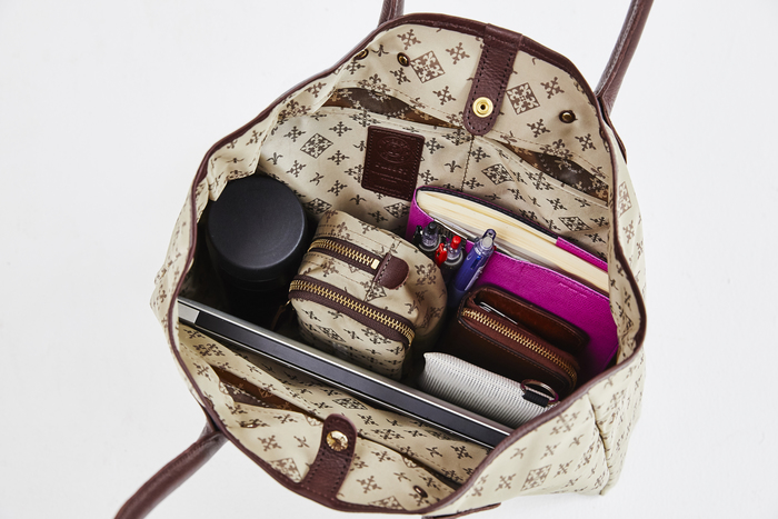 横にしたノートPCもすんなり入る、横幅広めの大きめトート。分厚いお仕事用手帳も水筒も、難なく一緒に入れられます。内側にポケットが3つあるので、鍵などの細かい収納場所にも困りません。