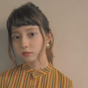 ショートバングこそ、サイドの髪でダイヤモンドラインを作ってバランスを取りましょう。より可愛らしい印象になります。