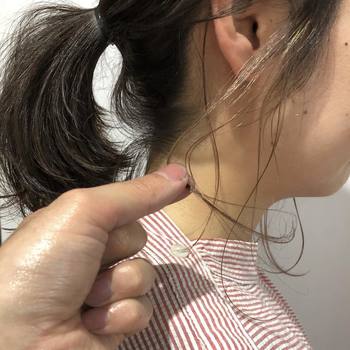 残した髪を、太めのヘアアイロンで後ろに向かって内巻きにすればダイアモンドラインの完成です。ゆるくカールがついていればOK!