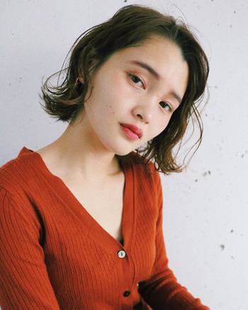 ボブは長さが足りなくてヘアアレンジは楽しめない、と思っていませんか?髪が長くなくても、ピンで留めたり、後れ毛を活かしてラフに仕上げたり、とヘアアレンジの幅を広げることはできるんですよ。