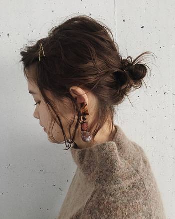 何だかいつも同じようなヘアスタイルでマンネリが気になる方に、簡単にできるのにおしゃれなボブのヘアアレンジをご紹介します。
ちょっと間違えると子供っぽくなってしまいがちなボブのヘアアレンジを大人かわいく仕上げるコツも注目してみてくださいね。