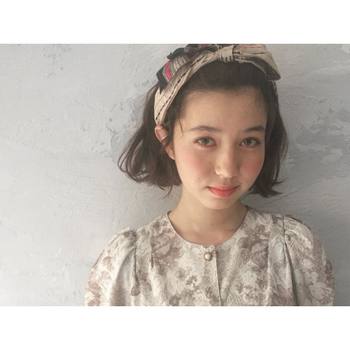 カチューシャでガーリーに。前髪をすっきりあげると、甘過ぎず大人かわいいアレンジになります。