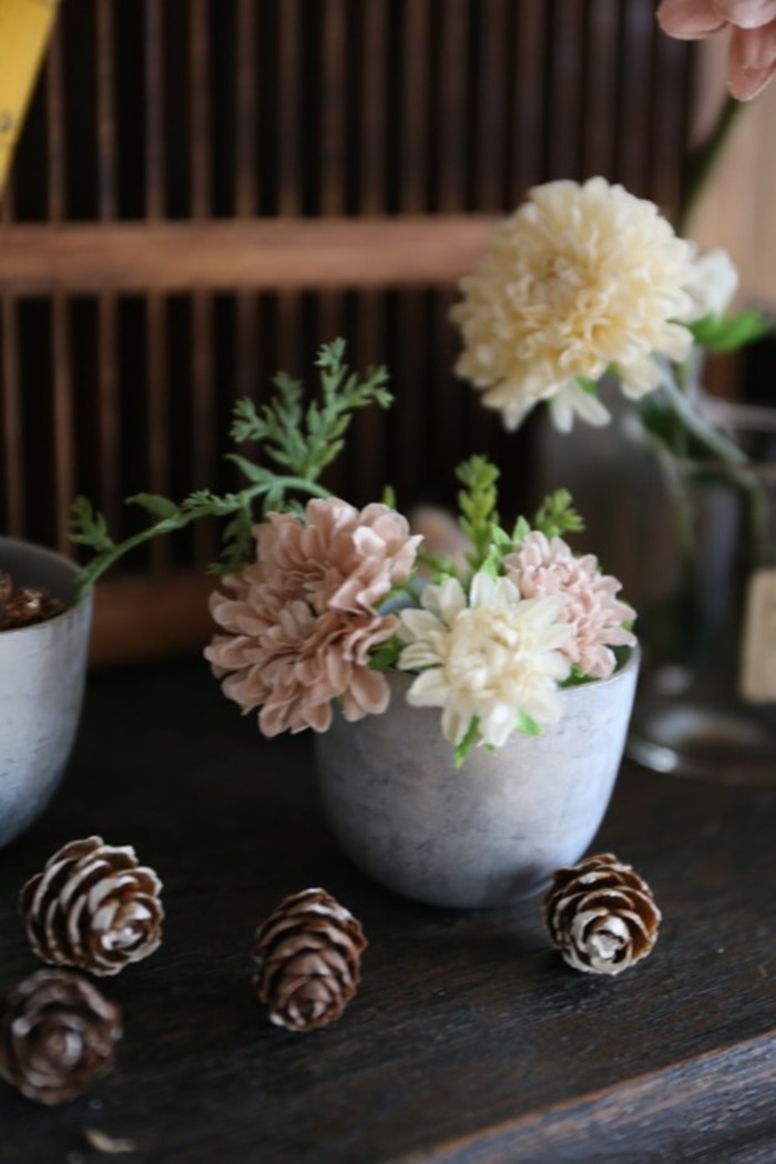 シックな装いが素敵。秋の花を使った「ミニアレンジ」 | キナリノ