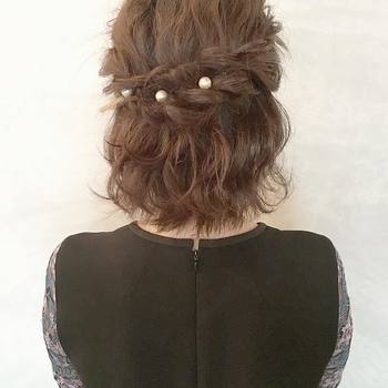 右のサイドの毛束を二つ取り、ねじって左側で留めたアレンジ。パールのヘアアクセサリーなどで華やかさをプラスすると、結婚式にもぴったりですね。