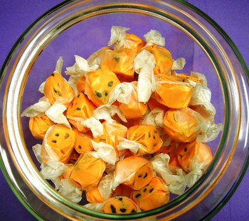 みんなにお菓子を配りたいときには、一度に大量のお菓子を楽に用意できるものがおすすめ。好きなお菓子を自分でアレンジして詰め合わせることも可能です。始めから個包装になっているものを選ぶとラッピングも楽ですよ。いろいろな種類のお菓子が入った、詰め合わせの市販品などもチェックしてみましょう。