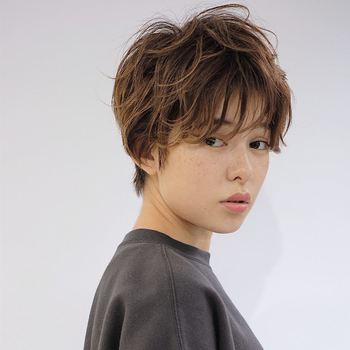 トップが長めのショートスタイルは、サイドの毛先にニュアンスを与えてあげることでひし形のバランスに近づくことができます。顔まわりにもナチュラルに髪を残すことでボーイッシュなのに女性らしい表情を出すことができますよ。