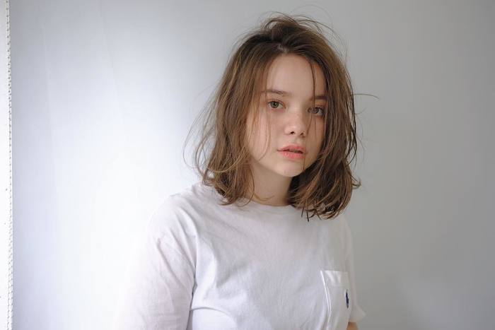 普段センターで分けている方は、顔まわりにうっすらヘアがかかるように時には分け目を変えてあげるのもポイントです。ワックスなどのスタイリング剤はつけすぎず、指先でこねるように部分的につけてあげるとニュアンスヘアが作りやすいですよ。