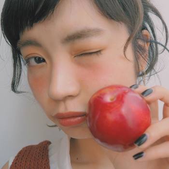 春夏に引き続き、2018年の秋冬のトレンドメイクとしても注目されている「オレンジメイク」。