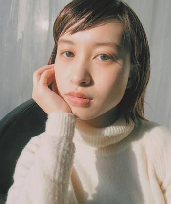 オレンジは、暖色カラーなのでウールやタートルのニットアイテムとも相性が抜群!光沢があるアイシャドウを選び、アイホール全体にカラーを乗せると艶やかな目元に仕上がります。