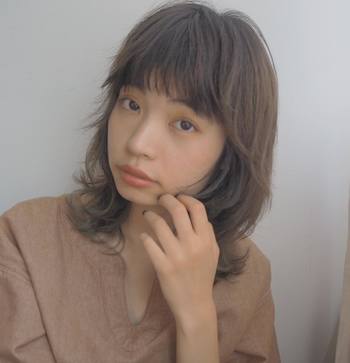 アイシャドウ、チーク、リップを揃えるワントーンカラーで統一させたオレンジメイクは、秋冬の紅葉をイメージさせます。