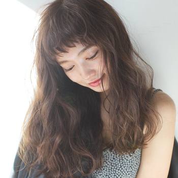頭皮や髪への美容効果やリラックス効果が高いとされているスペシャルケアが「オイルマッサージ」です。
オイルマッサージを取り入れることで、頭皮の血液循環を良くし、コリをほぐすことで緊張を和らげてストレスの解消につながると言われています。