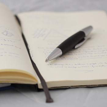 通勤通学時間の有効活用といえば、読書や資格などの勉強が定番でしょうか。
電車内って意外と集中できて、よい学習時間になりますよね。そんなスキマ時間の積み重ねがあなたを支えてくる日が来るのが楽しみですね。