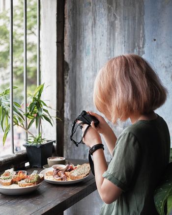 料理写真を上手に撮るポイントはいくつかありますが、今回は「盛り付け」と「料理の正面」に焦点を絞ってコツを探ってみましょう。