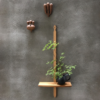 植物との相性も良いかべかけ棚。一輪挿しや、青々としたグリーンを置くだけでも絵になりますね。ナチュラルだけでなく、モダンなグレーの壁にもよく合います。