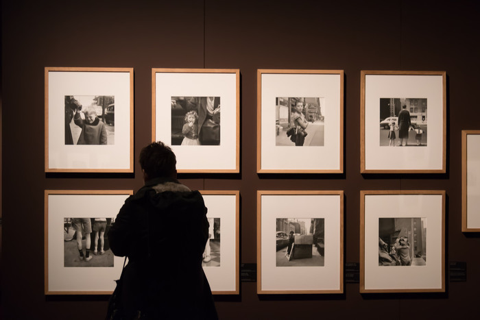 1950年代~90年代のニューヨークやシカゴの人々や街並を撮った作品は、一流の写真家も太鼓判を押すほどの超一流のクオリティだったのです。彼女の作品が発見されてからは世界中で写真展が開かれ、写真集も出版され一躍注目の写真家となりました。