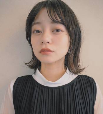 ブラウンといっても肌に馴染みやすい、ベージュよりのブラウンを今回はご紹介していきます。エレガントで様々な肌質にもよく合い、この 1 本でいつものメイクも上品に秋冬使用に仕上げることができますよ。