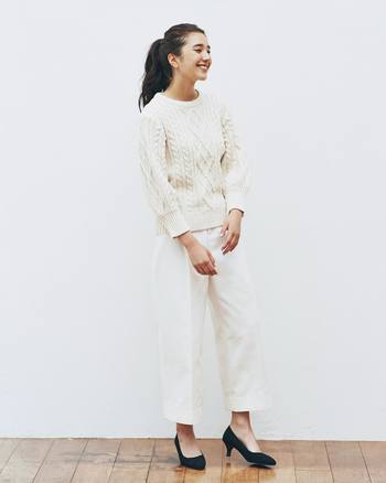 メンズライクなニットに、あえてヒールが高めのシューズを合わせてみましょう。女性らしさが加わって、ちょうどいいバランスになります。
