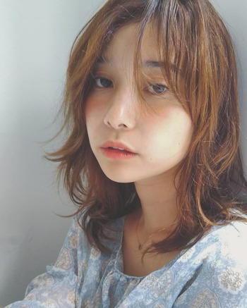 カジュアルなのに女性らしい 肩下ミディアム なら今っぽいおしゃれ感が思いのまま キナリノ