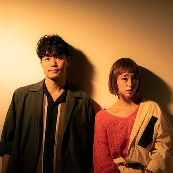 吉田沙良(ボーカル)と角田隆太(作詞/作編曲、ベース)からなるユニット「ものんくる」。ジャズを基軸にした独自のサウンドに詩情豊かな日本語詞を織り交ぜ、ジャンルの枠を超えた音楽を作り上げています。