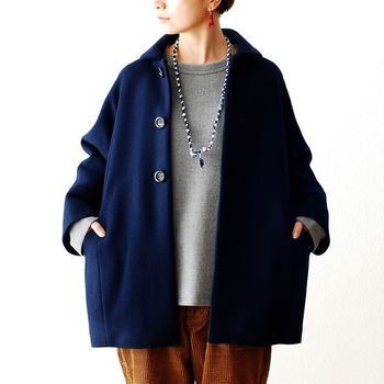 一見主張が強めのアクセサリーも、服の色味と合わせて馴染ませて。赤がポイントのピアスも素材感を統一することでさりげないアクセントとなっています。