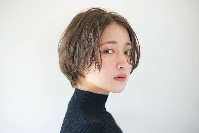 パーマをあてる場合は、乾いた感じにならないよう、濡れたようなウェット感を出すのが◎。カラーもできるだけ明るさを抑え、ダークブラウンやオリーブ系を選んで。