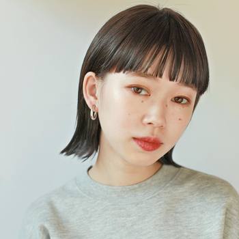 切り揃えた前髪とタイトなシルエットが今どき。サイドは耳にかけて顔まわりをスッキリと。毛先は少しだけ外ハネにして躍動感をプラス!
