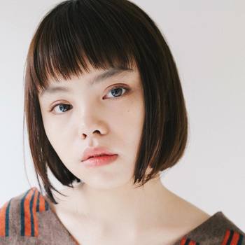 オン眉バングで大人可愛く。前髪の毛先数ミリをすいておけば、おでこに馴染みやすくナチュラルな仕上がりに。顎のラインで揃える王道ボブは小顔効果も。