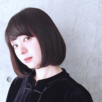 中間~襟足の丸いフォルムがフェミニン。その上品な曲線が際立つように、裾は緩やかな内巻きがベスト。ワックスなどで浮き毛をしっかり押さえると清楚感アップ♪
