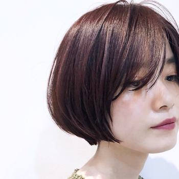 きれいなひし形シルエットで優しい空気を醸して。毛先がまとまるためツヤも出しやすいスタイルです。前髪はちょっぴり長めにして大人っぽく。