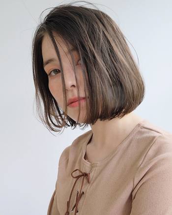 モードなワンレンボブは、美しいツヤが命の正統派ヘア。より今っぽく仕上げたいときは、パサついて見えない程度にほつれ感を出すのがGOOD!