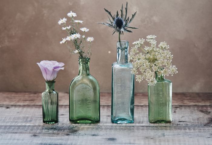 ベランダやお庭で育ったハーブを花瓶に生けると、自然な香りを楽しむことができます。見た目も可愛いらしいベッドサイドになりますね。