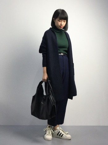 暗い配色でもおしゃれ コーディネートを素敵に仕上げるダークカラーの合わせ方 キナリノ