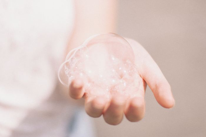 シャンプー剤は手のひらの上で水を含ませて泡立ててから髪にのせます。次に、爪が当たらないように指の腹で優しく頭皮をマッサージ。下から上へと、力を入れずに指を動かしていきましょう。
