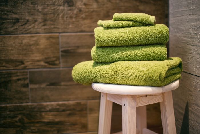 ドライヤーを使う前に、吸水性の良いタオルで髪の水分を取りましょう。まず全体にタオルをかぶせて水分を吸収させたら、毛先に垂れてくる水を軽く叩いて拭き取ります。