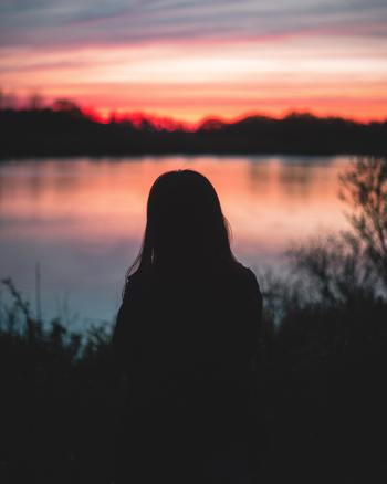 悲しみに暮れているときに、「ポジティブにならなければならない」なんて思わなくて大丈夫。「あんなことがあったんだから、悲しいよね。」と言葉にしてみて。きっとその仕草が、あなた自身のセラピーになるから。