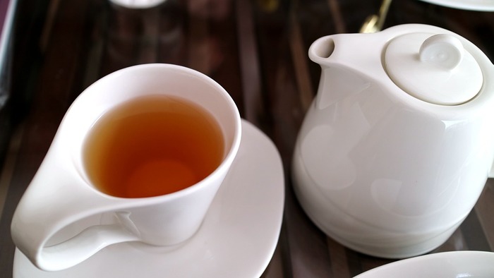 とはいえ、水でのうがいは心もとない…と思われる場合、薄いお茶でのうがいがおすすめです。紅茶や日本茶に含まれる“テアニン”や“カテキン”といった成分は、マイルドな殺菌作用があるので予防のためのうがいにおすすめです。普通に淹れたお茶では濃いので、2倍くらい薄めに作った物や、一度お茶を飲んだ後の出がらしで淹れた物で十分効果が期待できます。