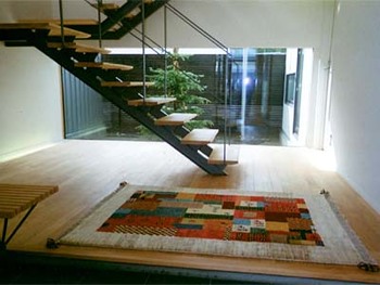 すっきりとシンプルな玄関にギャッベを敷けば、美術館に飾られたアートのような存在感が。玄関に確かな高級感をプラスしています。