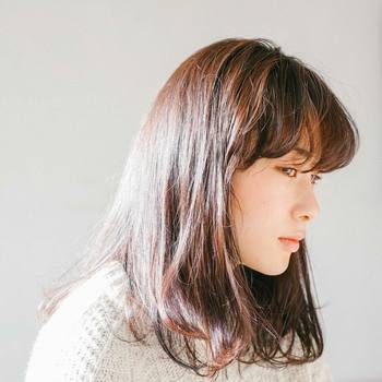 ツヤのある髪を手に入れるためには、地肌ケアも必要不可欠。毛穴に詰まった皮脂や汚れをすっきりと取り除き、頭皮の血行を良くすることで頭皮環境が改善され髪のツヤを取り戻す効果があるとされています。