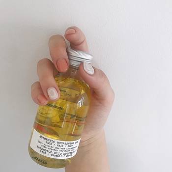 顔の美容オイルは基本的に夜のスキンケアの最後に使用すると良いでしょう。
洗顔→化粧水→乳液→【美容オイル】
の順番でオイルを取り入れるのがおすすめ。寝ている間にオイルが肌へと浸透し潤いある肌へと導いてくれます。
