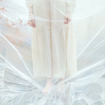 心の中でモヤモヤとしていることを、言葉で表現して「見える化」します。あなたが抱え込んでいるのは、どんな感情でしょうか。イライラ、怒り、気がかり、焦り、不安、後悔、自己嫌悪などいろいろあるでしょう。
ささいなことでもかまいません。心の声をすべて書き出してしまいましょう。箇条書きにすると整理しやすくなります。