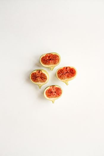 次に、ビリーフの置き換えをします。
1.反対に置き換えてみる。「~してくれない」なら、「~してくれる」というように、否定なら肯定に、肯定なら否定に置き換えます。
2.主語を入れ替えてみる。「○○さんはわたしに」を「わたしは○○さんに」と置き換えます。
3.相手を自分に置き換えてみる。「○○さんはわたしに」を「わたしはわたしに」、つまり「わたしは自分自身に」となります。
この置き換えの作業で、これまでとは違った見方や捉え方ができるようになります。