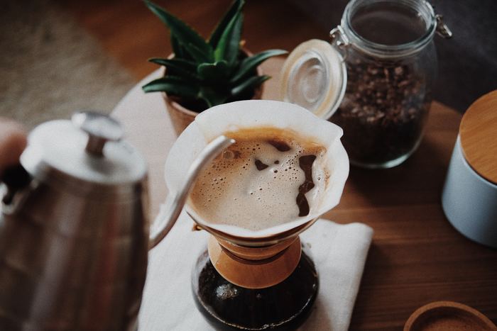 カフェインを気にして寝る前には控えがちなコーヒーも朝に。余裕があるなら、インスタントではなくてドリップコーヒーを楽しむのもいいですね。寒い冬の朝に、コーヒーの香りと温かさで体もスッキリと目覚めるはず。