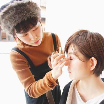 ハイライトを入れる場所は用途によってさまざまありますが、代表的なパーツは
■額から鼻筋にかけての「Tゾーン」
■眉の下から目尻を囲む「Cゾーン」
この二箇所になります。