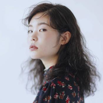 ハイライトをのせることで、内側から放つような透明感のあるツヤ肌に仕上げることも。