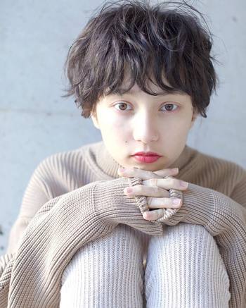 不規則的な毛流れがラフでいてモード。メリハリが生まれるよう、トップにはしっかりボリュームを出して。